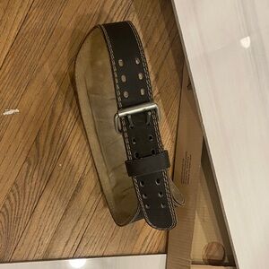 Unisex  Deluxe padded weight lifting belt.  Has cushioning on back .